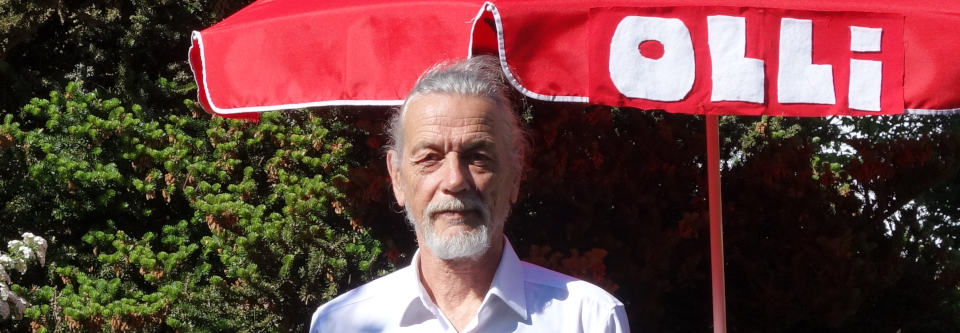 ich vor dem OLLi-Logo